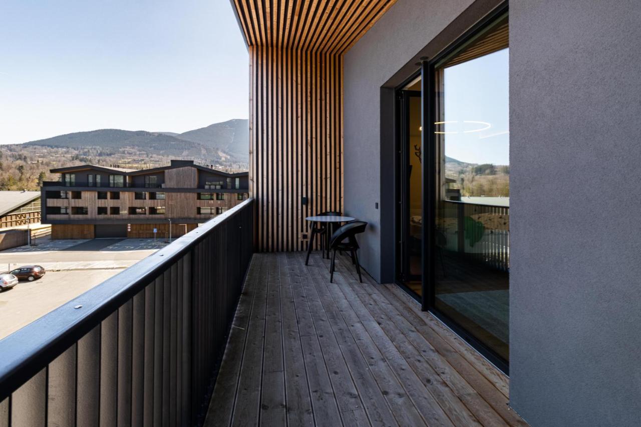 V Tee House